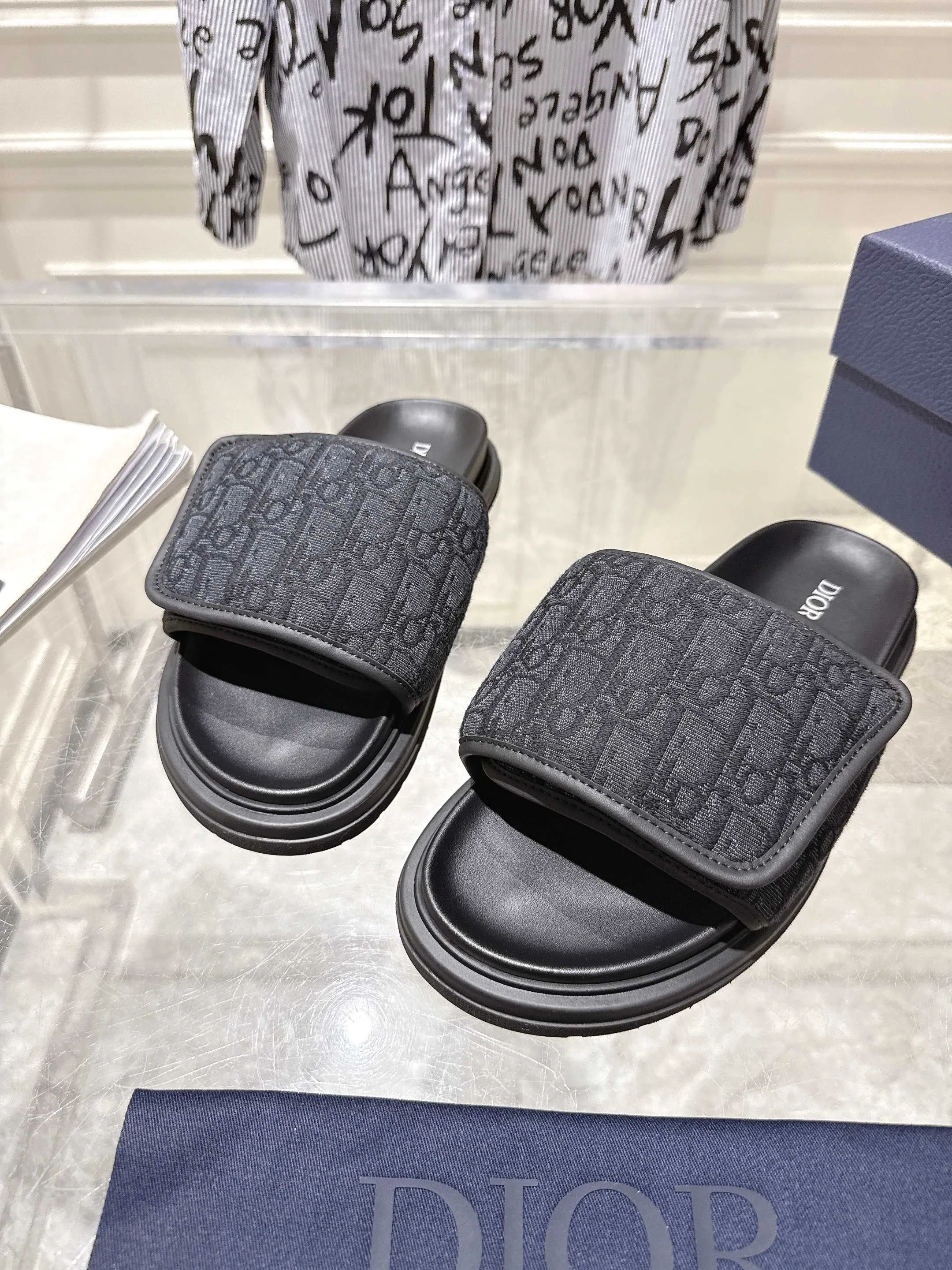 👟👟Ex-factory price 420👟👟 #Men's top version 𝐃𝐈𝐎𝐑# Dior's new men's summer slippers 🔥Purchase the original development Alias ​​sandals are new products in 2024. They are a leisurely and exquisite work. The upper is made of imported denim ➕ calfskin 🔥 Original molded rubber outsole provides the best comfort 🔥 ✔️Size: #38-46